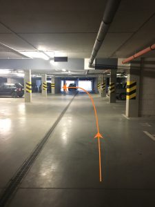 Trasa z parkingu do wejścia do budynku