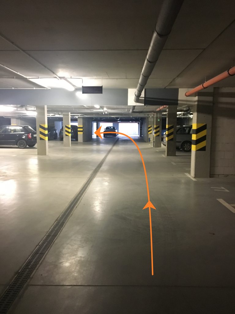 Trasa z parkingu do wejścia do budynku