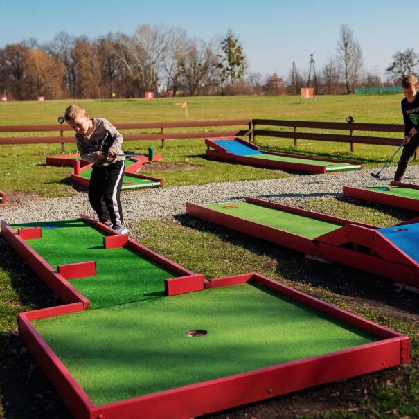 210330153350-ahoj-przygodo-rodzinne-centrum-golfa-city-golf-wroclaw-minigolf-dla-dzieci